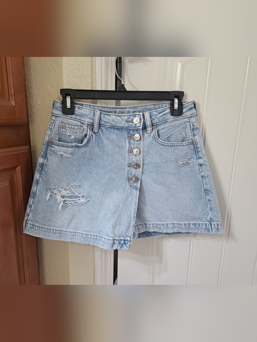 American Eagle Light Wash Distressed Button-Front Denim Skort Size 4
